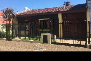 Chalet con garage en venta en zona resid. de Villa Luzuriaga.