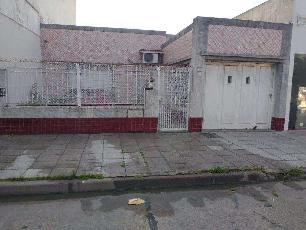 En zona barrio de Villa Dominico venta de casa en estado bueno.