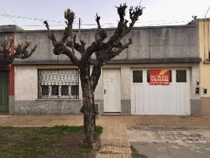 Venta de casa de 5 ambientes en zona barrio de Villa Dominico.