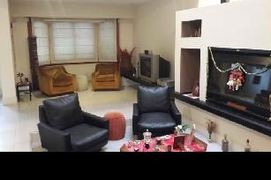 En zona resid. de Villa Luzuriaga venta de casa de 10 ambientes.