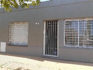 En zona barrio de Haedo Sur venta de casa de 40 años de antigüedad.