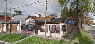 En zona resid. de Villa Luzuriaga casa de 4 ambientes en venta.