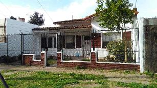 En zona resid. de Ramos Mejia Sur venta de casa sobre lote de 10.00 x 21.60.