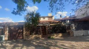 En zona barrio de San Justo venta de casa en estado bueno.