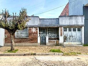 Casa de 2 ambientes en venta en zona barrio de Haedo Sur.