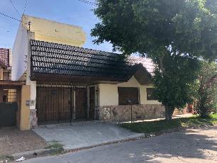 Alquiler de casa de 160 m² en zona barrio de Bernal Oeste GBA Sur.