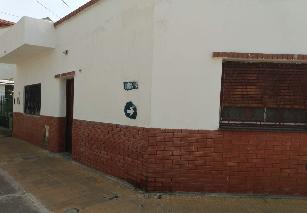 En zona barrio de Villa Dominico casa para 2 familias de 60 años de antigüedad en venta.