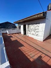 Alquiler de departamento tipo casa de 2 ambientes en Bernal Oeste.