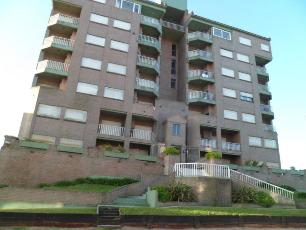 Departamento con simple en venta en zona barrio de Pinamar.