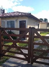 En zona barrio de Mar del Tuyu casa de 3 ambientes en venta.
