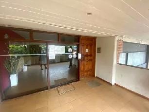 En zona comerc. de Pinamar departamento de 53 m² en venta.