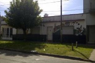 En zona barrio de San Justo casa con simple en venta.