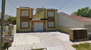 En zona comerc. de Santa Teresita venta de departamento en estado bueno.