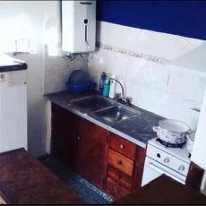 En zona comerc. de Mar de Ajo monoambiente en estado m.bueno en venta.