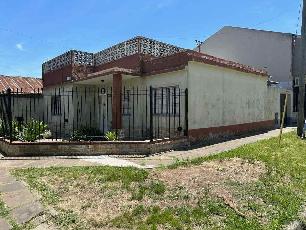 En zona resid. de Moron Sur venta de casa con 2 dormitorios.