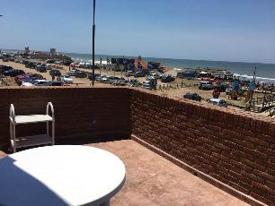 En zona barrio de Pinamar departamento de 4 ambientes en venta.