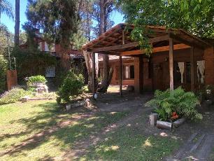 En zona barrio de Costa del Este casa de 6 ambientes en venta.