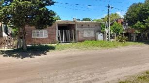 En zona barrio de Mar del Tuyu venta de casa de 40 años de antigüedad.
