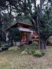 En zona barrio de Costa del Este venta de casa en estado bueno.