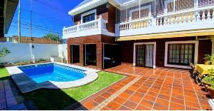 Casa de estilo clasico en venta en zona barrio de Moron Sur.
