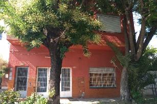 Venta de casa con departamento en estado bueno en zona resid. de Haedo Sur.