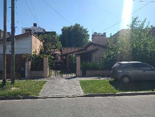 En zona resid. de Villa Luzuriaga venta de chalet de 45 años de antigüedad.