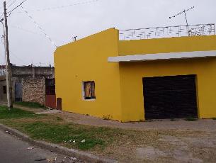 A 8 cuadras de la estación en Gregorio de Laferrere venta de casa con entrada.