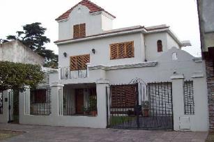 Venta de casa de 6 ambientes en zona resid. de Villa Luzuriaga.