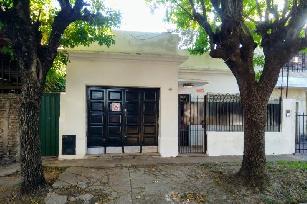 En zona resid. de Villa Luzuriaga casa con garage en venta.