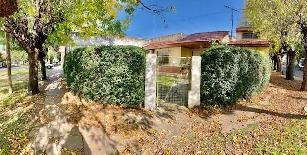 En zona barrio de Villa Luzuriaga casa de estilo clasico en venta.