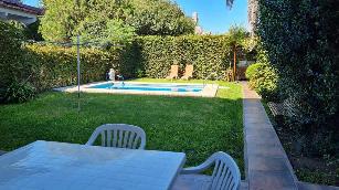 Chalet de 5 ambientes en venta en zona barrio de Villa Luzuriaga.