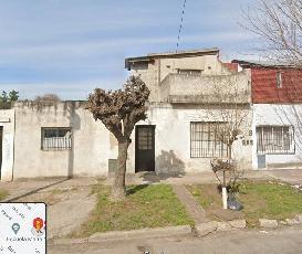 En zona barrio de Villa Luzuriaga venta de casa para 2 familias de 140 m².