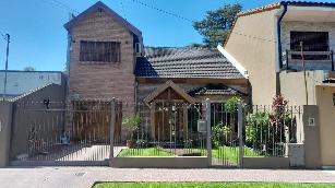 En zona resid. de Villa Luzuriaga chalet con garage en venta.
