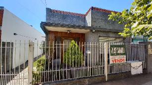 En zona barrio de Villa Luzuriaga venta de casa de 90 m².