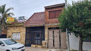 Casa para 2 familias con 3 baños en venta en zona resid. de Villa Luzuriaga.