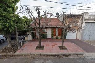 En zona resid. de Villa Luzuriaga venta de chalet de 4 ambientes.