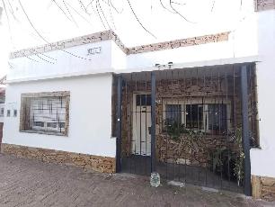 Casa de 3 ambientes en venta en zona barrio de Villa Luzuriaga.