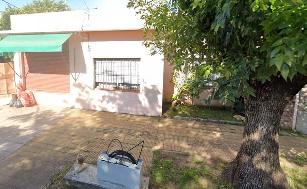 Casa de 50 años de antigüedad en venta en zona resid. de Ramos Mejia Sur.