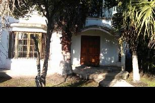 En zona resid. de Villa Luzuriaga casa con garage en venta.