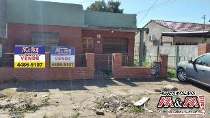 Venta de casa de 40 años de antigüedad en zona resid. de Villa Luzuriaga.
