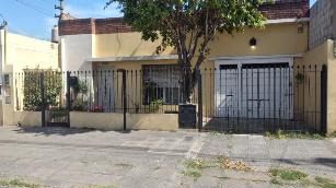 Casa en estado bueno en venta en zona resid. de Isidro Casanova Argentina.