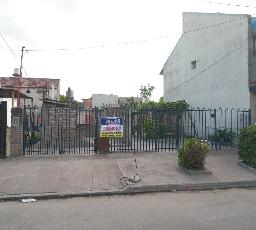 En zona resid. de Villa Luzuriaga casa de estilo clasico en venta.