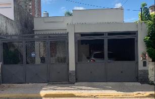 A 6 cuadras de la estación en Ramos Mejia Norte Argentina venta de casa en estado excelente.