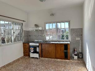 En zona resid. de Wilde Avellaneda alquiler de departamento tipo casa en estado m.bueno.