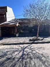 Venta de casa en estado bueno en zona barrio de Villa Luzuriaga Argentina.