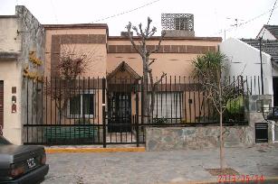 A 3 cuadras de la estación en Ciudadela casa de estilo clasico en venta.