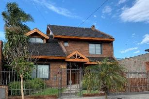En zona resid. de Ramos Mejia Sur La Matanza venta de chalet de 5 ambientes.
