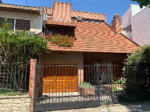 Venta de chalet con 3 baños en zona barrio de Ramos Mejia Sur.