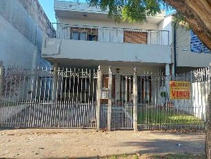 En zona resid. de Quilmes venta de casa con 3 dormitorios.