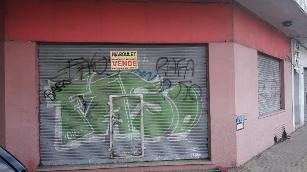En zona resid. de Quilmes venta de local con 2 baños.